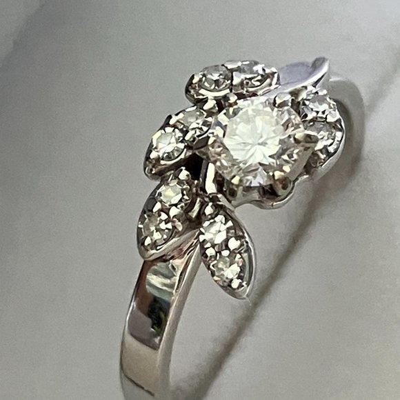 14k White gold ring, Size 6 with REAL Diamonds. Comes with appraisal - Picture 2 of 16